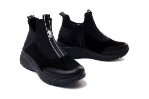 RIEKER REMONTE D6670-03 black, botki damskie. Czarne botki Rieker Remonte, na zimę, bez wzorów, bez obcasa, na koturnie, bez zapięcia. Za 359,90 zł.
