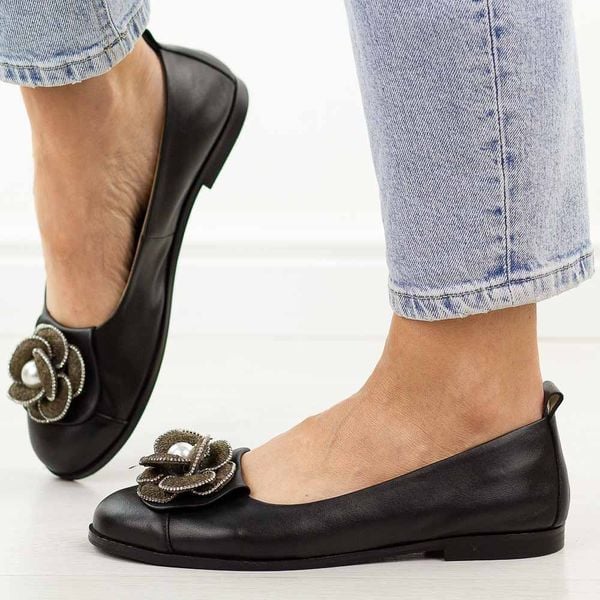 Czarne skórzane Polskie półbuty damskie Deoni D047. Czarne półbuty Deoni, na jesień, z aplikacjami, z jeansu, z okrągłym noskiem, bez obcasa, na płaskiej podeszwie, bez zapięcia. Za 439,00 zł.