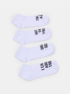 Stopki z humorystycznymi tekstami 4 pack - biały. Białe skarpetki Sinsay, bez wzorów. Za 12,99 zł.