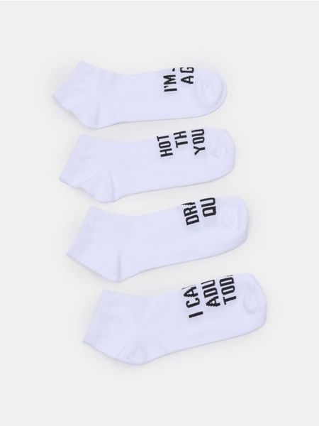 Stopki z humorystycznymi tekstami 4 pack - biały. Białe skarpetki Sinsay, bez wzorów. Za 12,99 zł.