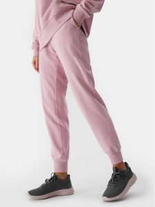 4F Spodnie dresowe 4FWSS24TTROF606 Różowy Regular Fit. Czerwone spodnie dresowe 4f, xs, bez wzorów, z bawełny. Za 79,99 zł.