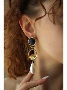 L'Atelier de Gaia Pozłacane kolczyki z perłami i lapis lazuli rozmiar: onesize. Białe kolczyki L'Atelier de Gaia, z lazurytem, pozłacane. Za 87,81 zł.