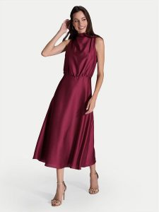 Swing Sukienka koktajlowa 5AI13700 Bordowy Regular Fit. Czerwone kombinezony Swing, bez wzorów, z syntetyku, wizytowe, bez kołnierzyka, bez ramiączek. Za 469,99 zł.