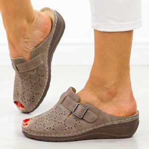 Khaki klapki damskie na koturnie Potocki 24300. Brązowe klapki POTOCKI, bez wzorów, z jeansu, bez obcasa, na koturnie. W wyprzedaży za 116,10 zł.
