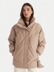 Guess Kurtka zimowa V5BL13 WHHZ2 Beżowy Regular Fit. Brązowe kurtki Guess, na zimę, m, z aplikacjami, z syntetyku, bez kaptura. Za 499,99 zł.