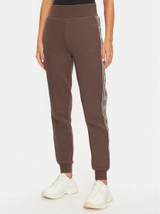 Guess Spodnie dresowe Britney V2YB15 KB3P2 Brązowy Regular Fit. Brązowe spodnie dresowe Guess, xs, z aplikacjami, z bawełny. Za 429,99 zł.