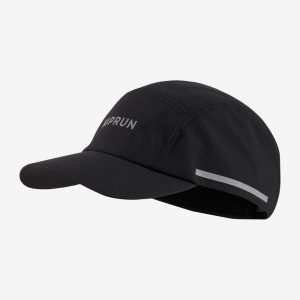 Czapka z daszkiem do biegania Kiprun 5 paneli hydrofobowa. Czarne czapki KIPRUN, bez wzorów, z materiału, sportowe. Za 54,99 zł.