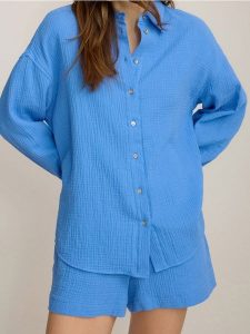 Koszula oversize z bawełnianego muślinu - jasnoniebieski. Niebieskie koszule Reserved, l, bez wzorów, z bawełny, bez kołnierzyka, bez ramiączek. W wyprzedaży za 79,99 zł.