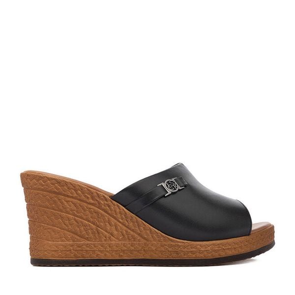 Klapki Lasocki. Czarne klapki Lasocki, bez wzorów, bez obcasa. Za 179,99 zł.