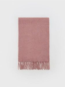 Gładki szalik z frędzlami - brudny róż. Czerwone szaliki Reserved, bez wzorów. W wyprzedaży za 29,99 zł.