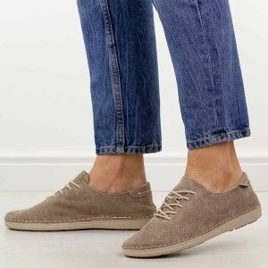 Beżowe ażurowe skórzane półbuty damskie S.Barski 7080. Brązowe półbuty S.BARSKI, na jesień, w ażurowe wzory, z jeansu, bez obcasa, na płaskiej podeszwie, bez zapięcia. Za 249,00 zł.