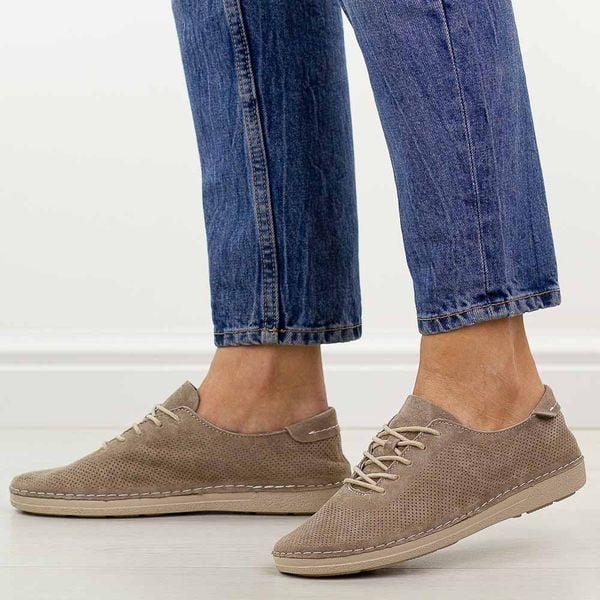 Beżowe ażurowe skórzane półbuty damskie S.Barski 7080. Brązowe półbuty S.BARSKI, na jesień, w ażurowe wzory, z jeansu, bez obcasa, na płaskiej podeszwie, bez zapięcia. Za 249,00 zł.