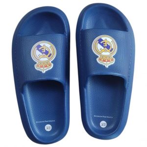 Real Madryt klapki junior beach pool flip flops blue EVA granatowe. Niebieskie klapki REAL MADRID, bez wzorów, bez obcasa. Za 89,00 zł.