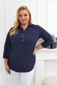 Elegancka granatowa tunika w białe kropki PLUS SIZE XXL. Białe tuniki Nasi partnerzy, plus size, bez wzorów, z poliesteru, eleganckie, bez kołnierzyka, plus size, bez ramiączek. Za 199,90 zł.