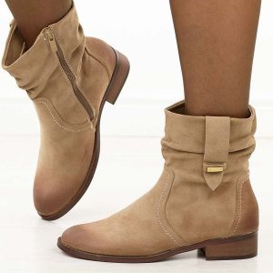 Khaki zamszowe botki damskie Jezzi 9180. Brązowe botki Jezzi, na jesień, bez wzorów, z jeansu, z okrągłym noskiem, bez obcasa, na obcasie, bez zapięcia. Za 219,00 zł.