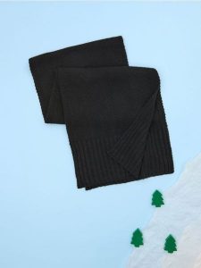Szalik - czarny. Czarne szaliki Sinsay, bez wzorów, z włókna. Za 35,99 zł.