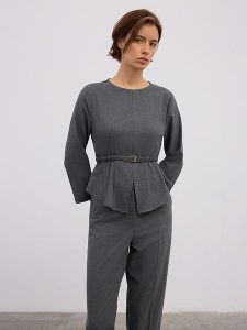 BGN Bluzka w kolorze antracytowym rozmiar: 40. Czarne bluzki BGN, bez wzorów, z tkaniny, bez kołnierzyka, bez ramiączek. Za 139,95 zł.