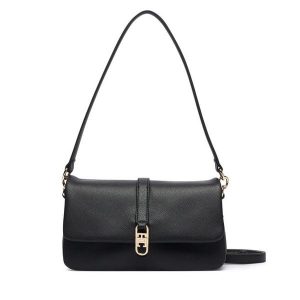 Torebka Tommy Hilfiger. Czarne torebki klasyczne TOMMY HILFIGER, bez wzorów, bez dodatków. Za 649,99 zł.