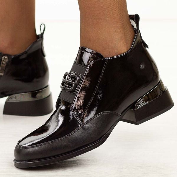 Czarne skórzane lakierowane botki damskie na obcasie Vinceza 91161. Czarne botki VINCEZA, na jesień, z aplikacjami, z jeansu, z okrągłym noskiem, bez obcasa, na obcasie, bez zapięcia. Za 299,00 zł.