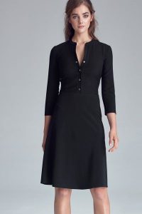 Czarna Casualowa Skromna Sukienka Zapinana na Napki. Czarne sukienki Nife, xxl, bez wzorów, z elastanu, wizytowe, bez kołnierzyka, bez ramiączek. Za 247,90 zł.