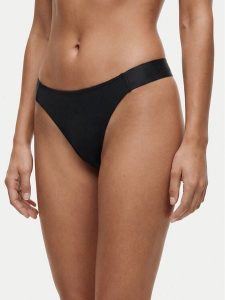 Guess Stringi O6GE05 KE831 Czarny. Czarne stringi Guess, z aplikacjami. Za 89,99 zł.