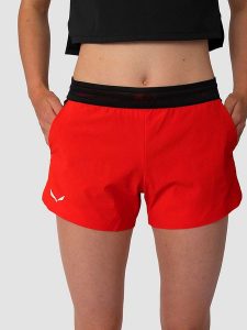 Salewa Szorty funkcyjne w kolorze czarno-czerwonym rozmiar: 34. Czarne spodenki sportowe Salewa, bez wzorów, z materiału, z podwyższonym stanem, outdoorowe. Za 151,45 zł.