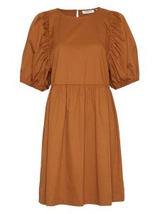 MOSS COPENHAGEN Sukienka "Mabelle Lana" w kolorze jasnobrązowym rozmiar: M. Brązowe sukienki Moss Copenhagen, m, bez wzorów, z bawełny, bez kołnierzyka, bez ramiączek, midi. Za 83,42 zł.