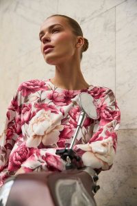 Bluza w kwiaty różowa. Czerwone bluzy MOODO, m, bez wzorów, z bawełny, bez kaptura. Za 119,99 zł.