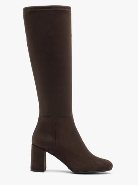 Brązowe elastyczne kozaki na słupku. Brązowe kozaki Ryłko, bez wzorów, z materiału, z okrągłym noskiem, bez obcasa, na słupku, bez zapięcia. W wyprzedaży za 449,99 zł.