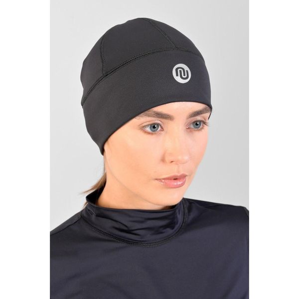 Czapka krótka ocieplana do biegania Unisex Nessi Sportswear. Czarne czapki NESSI SPORTSWEAR, bez wzorów, sportowe. W wyprzedaży za 99,00 zł.