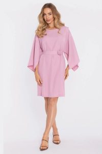Elegancka trapezowa sukienka oversize różowa. Czerwone sukienki MOE, na co dzień, s, bez wzorów, z materiału, eleganckie, bez kołnierzyka, bez ramiączek, oversize. Za 349,00 zł.
