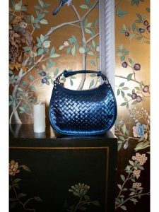 Victor & Hugo Paris Skórzana torebka "Leana" w kolorze niebieskim - 27 x 14 x 7 cm rozmiar: onesize. Niebieskie torebki klasyczne Victor & Hugo Paris, bez wzorów, z materiału, przez ramię, bez dodatków. Za 413,35 zł.