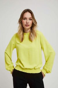 Gładka koszula limonkowa. Koszule MOODO, bez wzorów, z poliesteru, bez kołnierzyka, bez ramiączek. W wyprzedaży za 23,99 zł.