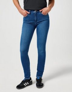 WRANGLER DAMSKIE SPODNIE JEANSOWE HIGH SKINNY AZURE SKY 112355898 W27H017440. Niebieskie jeansy Wrangler, bez wzorów, z jeansu. Za 229,99 zł.
