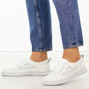 Białe skórzane półbuty damskie Cambell 13302. Białe półbuty Cambell, na jesień, w ażurowe wzory, z jeansu, bez obcasa, na płaskiej podeszwie, bez zapięcia. Za 219,00 zł.