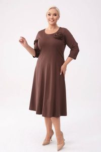 Sukienka Eliza w odcieniach brązu - klasyczna elegancja z nowoczesnym akcentem PLUS SIZE XXL OVERSIZE. Sukienki Moda Size Plus Iwanek, na co dzień, plus size, bez wzorów, z materiału, eleganckie, bez kołnierzyka, plus size, bez ramiączek, maxi, oversize. W wyprzedaży za 239,90 zł.