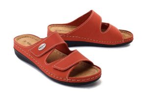 TAMARIS 27510-20 orange, klapki damskie. Brązowe klapki Tamaris, bez wzorów, bez obcasa. Za 119,94 zł.