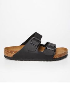 Birkenstock Klapki "Arizona" w kolorze czarnym rozmiar: 36. Czarne klapki Birkenstock, bez wzorów, z otwartym noskiem, bez obcasa. Za 351,38 zł.
