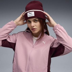 Czapka średniej głębokości PUMA Class PUMA Ruby Shimmer Red. Czerwone czapki Puma, bez wzorów, sportowe. Za 89,00 zł.