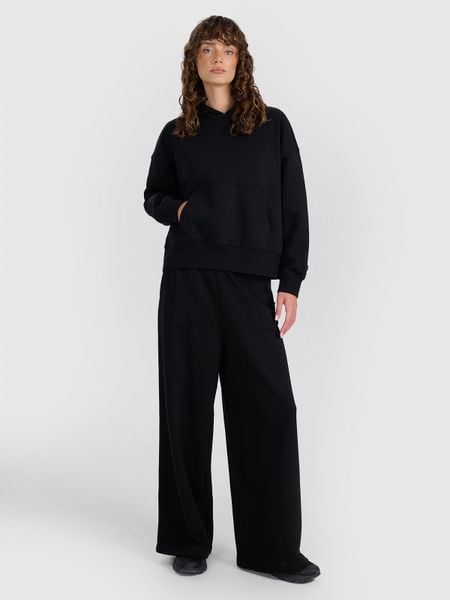 4F Spodnie dresowe z szerokimi nogawkami damskie - czarne M. Czarne spodnie dresowe 4f, l, bez wzorów, z bawełny. W wyprzedaży za 139,99 zł.