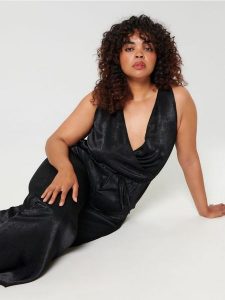 Kombinezon z paskiem - czarny. Czarne kombinezony Sinsay, l, bez wzorów, bez kołnierzyka, bez ramiączek. Za 89,99 zł.