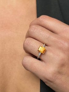 Les Petites Précieuses Pozłacany pierścionek z cyrkoniami i cytrynem rozmiar: 54. Pomarańczowe pierścionki Les Petites Précieuses, z cyrkonią, pozłacane. Za 353,27 zł.