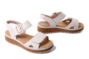 RIEKER 62760-60 beige, sandały damskie. Brązowe sandały Rieker, bez wzorów, bez obcasa, bez zapięcia. Za 223,93 zł.