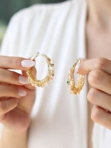 Pierres delicates Kolczyki-kreole w kolorze jasnoróżowym z perłami i cyrkoniami rozmiar: onesize. Czerwone kolczyki Pierres delicates, z cyrkonią, z mosiądzu. Za 86,99 zł.