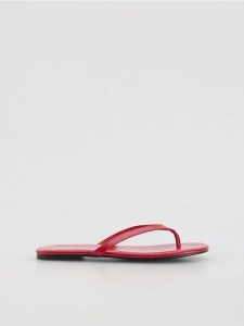 Klapki z owczej skóry - czerwony. Czerwone klapki Reserved, bez wzorów, ze skóry, bez obcasa. Za 99,99 zł.