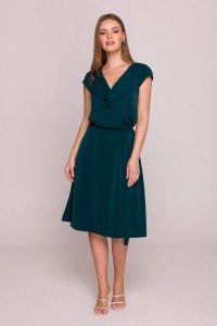 Elegancka sukienka rozkloszowana z krótkim rękawem zielona. Zielone sukienki Stylove, na co dzień, l, bez wzorów, z materiału, eleganckie, bez kołnierzyka, bez ramiączek, midi, proste. Za 339,00 zł.