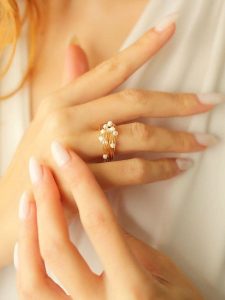 Pierres delicates Pozłacany pierścionek z perłami rozmiar: onesize. Białe pierścionki Pierres delicates, z perłą, pozłacane. Za 30,99 zł.