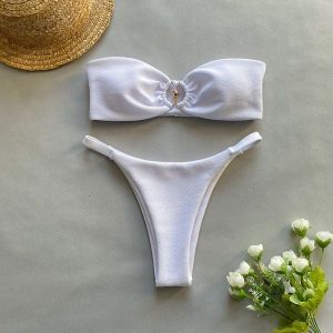 Bikini bandeau bez ramiączek na plażę Lakeesha. Białe bikini Intica, bez wzorów, z materiału. Za 159,00 zł.