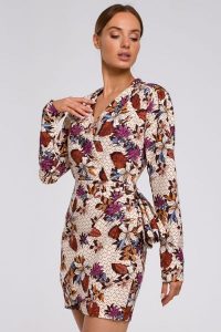 Elegancka sukienka z drapowaniem dekoltem V i modnym nadrukiem. Sukienki Sukienki.shop, na spotkanie biznesowe, l, bez wzorów, eleganckie, bez kołnierzyka, bez ramiączek. W wyprzedaży za 286,00 zł.
