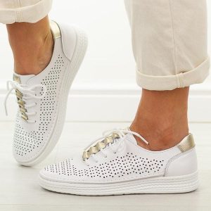 Białe skórzane ażurowe półbuty damskie S.Barski 5992. Białe półbuty S.BARSKI, na lato, w ażurowe wzory, z jeansu, z okrągłym noskiem, bez obcasa, bez zapięcia. W wyprzedaży za 251,10 zł.